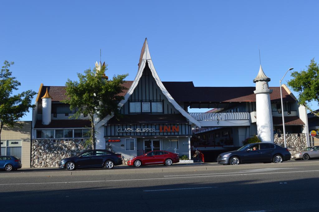 Motel Glass Slipper - Stanford